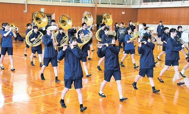 マーチングの基礎練習に取り組む松江商業高校の吹奏楽部員∥松江市玉湯町湯町、玉湯体育館