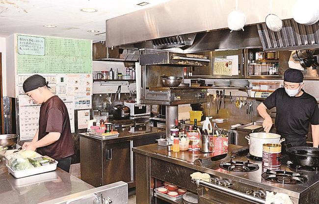 開店前の仕込み作業をする「ふれんち酒場びいどろ」のスタッフ＝松江市殿町、同店