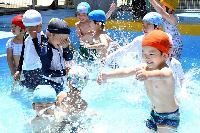 プール開きではしゃぐ園児たち＝松江市西川津町、たまちこども園