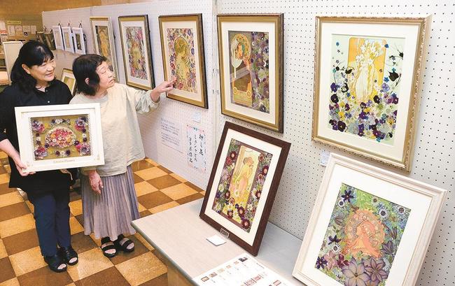 絵と押し花を合わせた作品を紹介する青山弘枝さん（左）ら＝松江市東津田町、いきいきプラザ島根